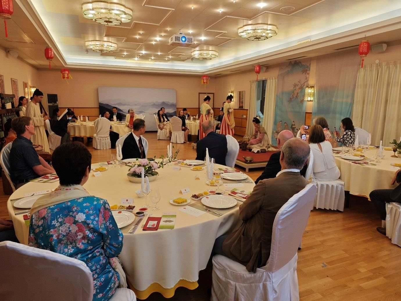 來(lái)賓們觀賞茶藝表演和品嘗中華美食。中國(guó)駐瑞典大使館供圖