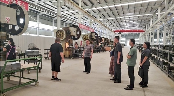 大渡口區(qū)法院法官回訪已盤活的被執(zhí)行企業(yè)。