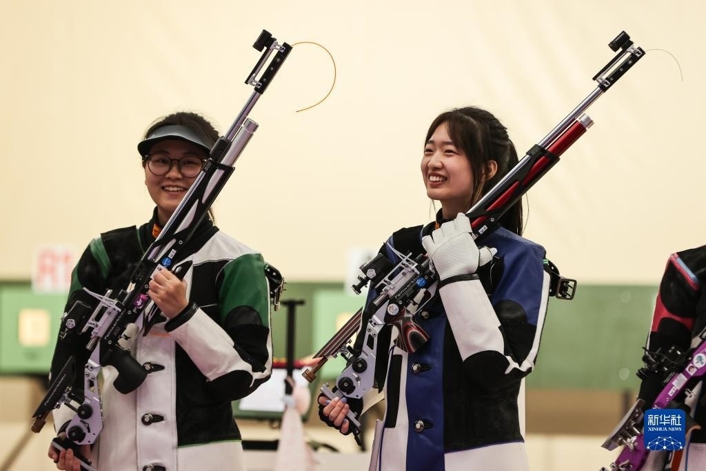 2023年9月24日，在杭州亞運(yùn)會(huì)射擊項(xiàng)目女子10米氣步槍個(gè)人決賽中，中國(guó)選手黃雨婷以252.7環(huán)的成績(jī)獲得冠軍，韓佳予獲得亞軍，印度選手拉米塔獲得季軍。圖為黃雨婷（右）、韓佳予在比賽后。新華社記者 單宇琦 攝