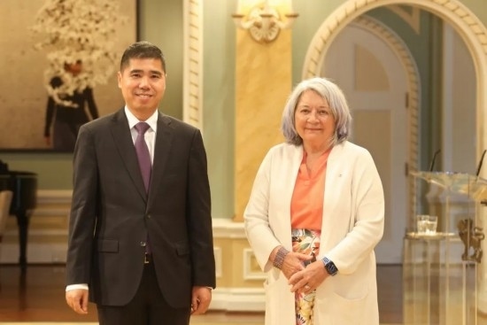 6月26日，中國(guó)駐加拿大大使王鏑向加拿大總督西蒙遞交國(guó)書。