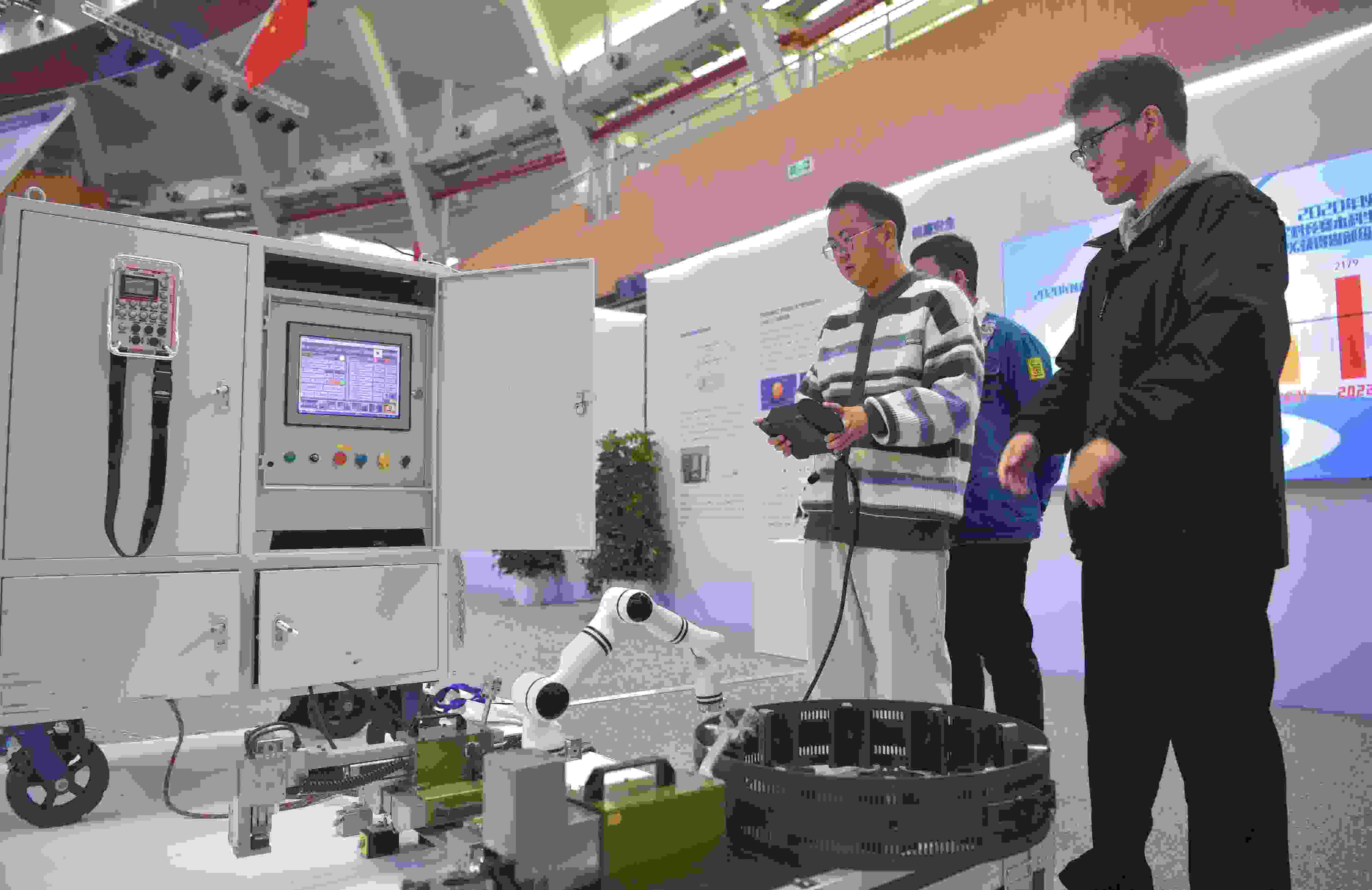 2023年，京南地區(qū)高?？萍汲晒平闀?huì)在北京建筑大學(xué)大興校區(qū)舉行。圖為高校師生在展示管道全位置焊接機(jī)器人系統(tǒng)成果。