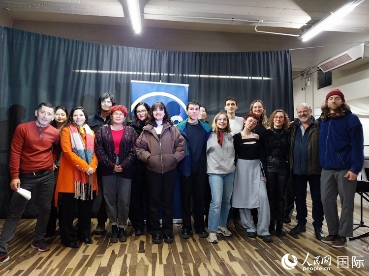 活動現(xiàn)場藝術(shù)家合影。人民網(wǎng)記者 許放攝