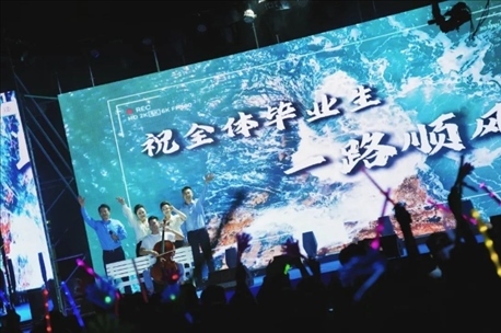 歌曲《祝你一路順風(fēng)》演出現(xiàn)場。供圖：日照職業(yè)技術(shù)學(xué)院