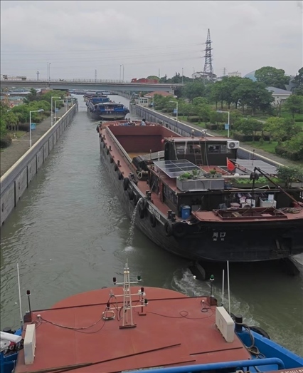 諫壁船閘內(nèi)船只正在過閘。人民網(wǎng)記者 黃鈺攝