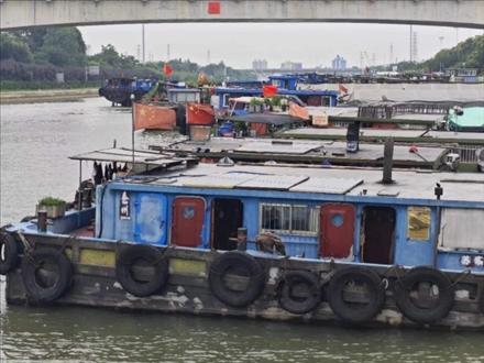 停泊在水上服務區(qū)的船只。人民網(wǎng)記者 黃鈺攝