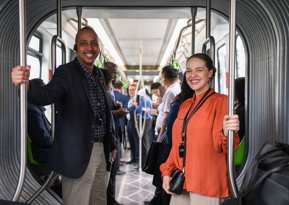 2024年4月22日，拉美和加勒比國(guó)家駐華使節(jié)、機(jī)構(gòu)代表和記者應(yīng)外交部邀請(qǐng)，在襄陽(yáng)騰龍汽車(chē)有限公司參訪(fǎng)。新華社記者 杜子璇 攝