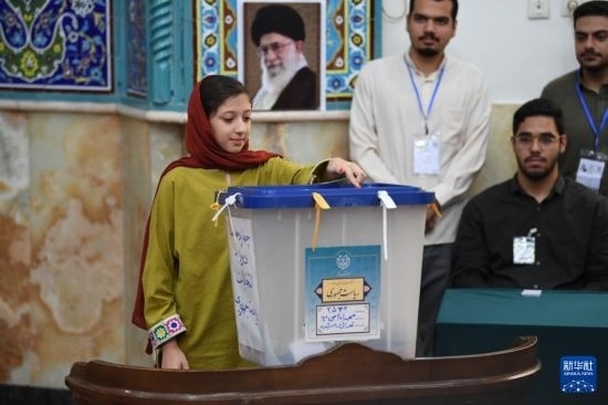 6月28日，伊朗選民在德黑蘭的一處投票站參加總統(tǒng)選舉投票。新華社記者 沙達(dá)提 攝