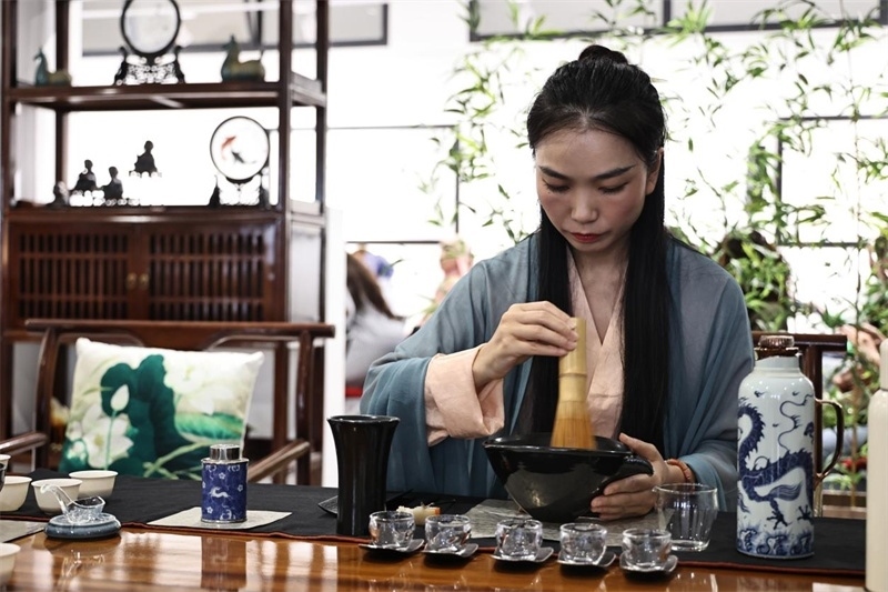 茶藝師現(xiàn)場展示宋式點(diǎn)茶。拉巴特中國文化中心供圖