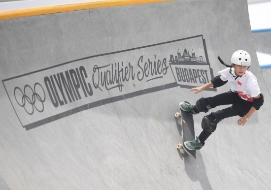 6月20日，鄭好好在比賽中，她在預(yù)賽中最佳成績?yōu)?2.60分。當(dāng)日，巴黎奧運(yùn)會資格系列賽布達(dá)佩斯站滑板女子碗池預(yù)賽在布達(dá)佩斯舉行。新華社記者 賀燦鈴 攝