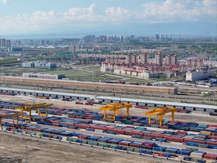 這是2024年4月18日拍攝的霍爾果斯鐵路口岸換裝場(chǎng)（無(wú)人機(jī)照片）。新華社記者 趙戈 攝