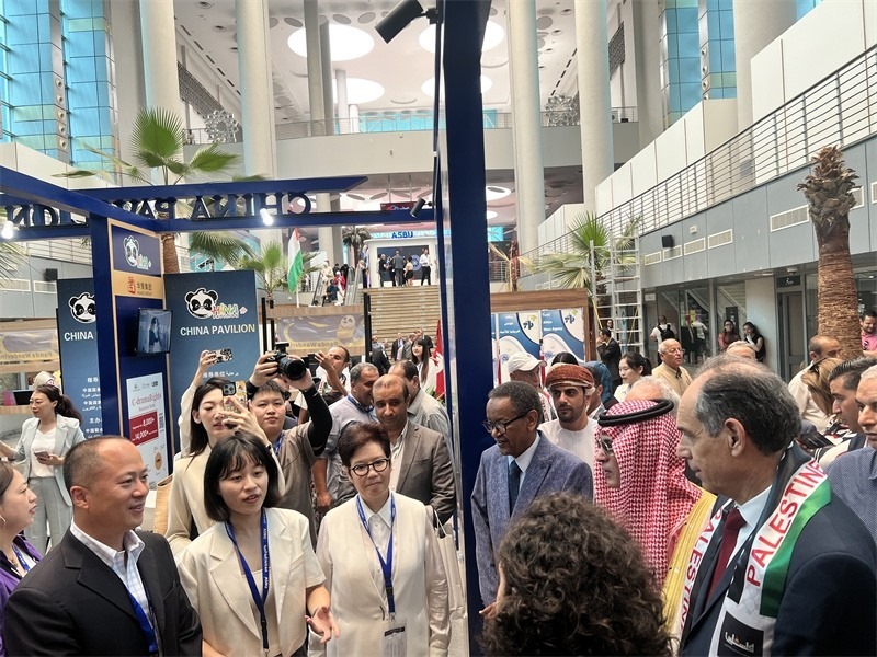 沙特廣播電視局首席執(zhí)行官、阿廣聯(lián)主席穆罕默德（右二）、阿廣聯(lián)秘書(shū)長(zhǎng)蘇萊曼（右三）等阿拉伯國(guó)家嘉賓參觀(guān)展臺(tái)。主辦方供圖