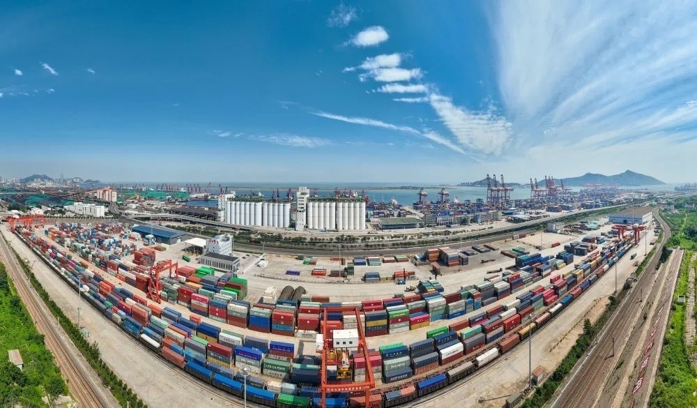 中哈連云港物流合作基地及集裝箱碼頭。（圖源：新華社）