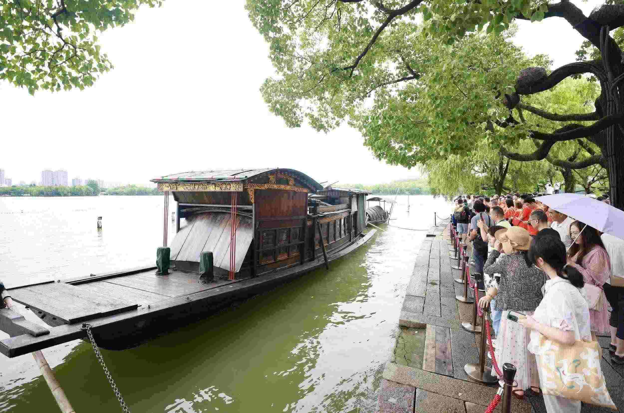 浙江嘉興，游客在南湖景區(qū)湖心島瞻仰紅船，感悟“紅船精神”。（圖片來(lái)源：視覺(jué)中國(guó)）