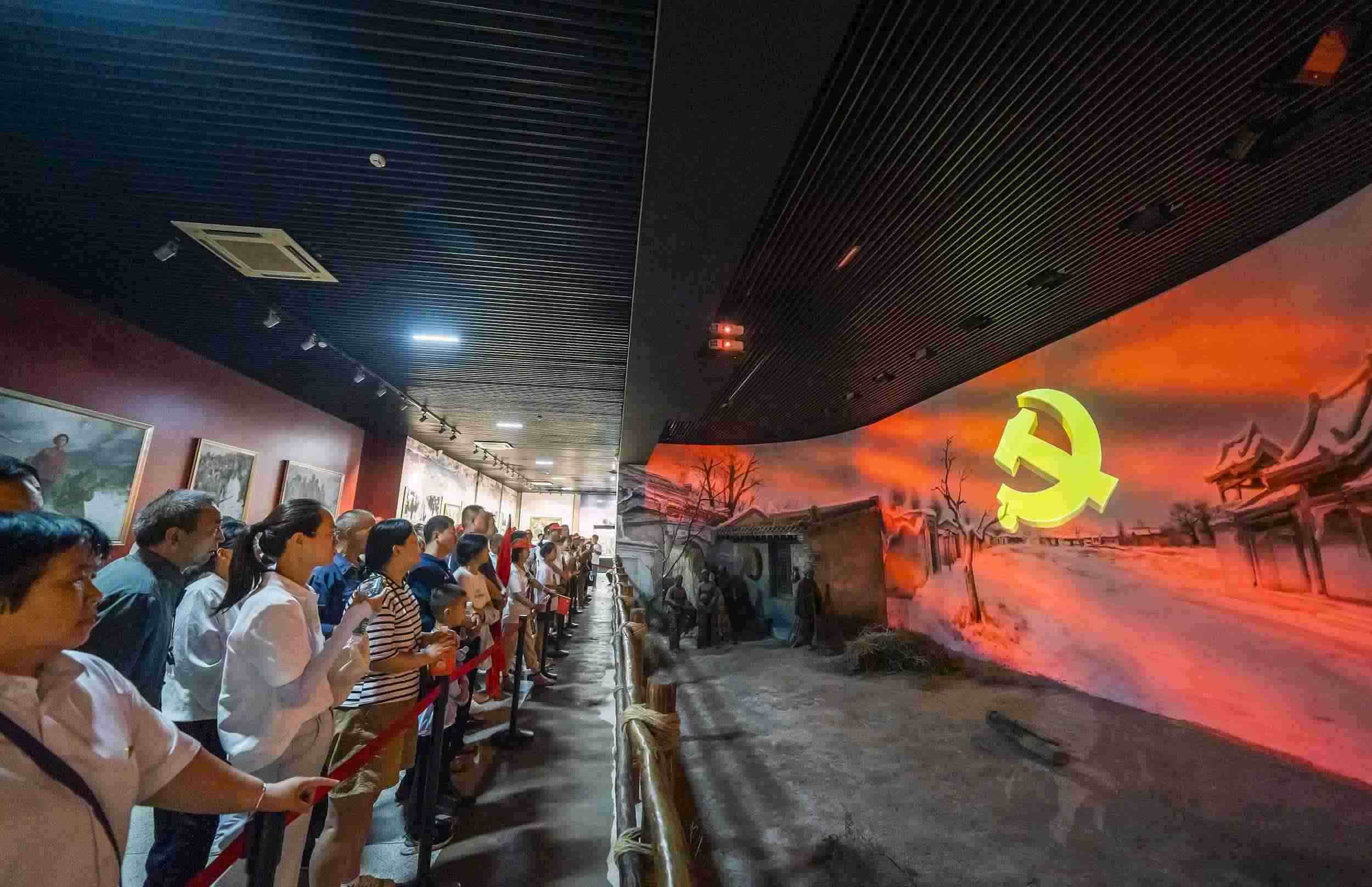 山西呂梁，游客正在文水縣劉胡蘭紀(jì)念館參觀。（圖片來(lái)源：視覺(jué)中國(guó)）