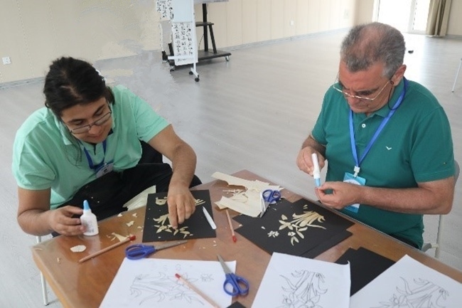 葡萄牙魯班工坊師生制作麥秸畫。