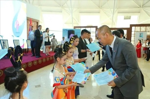 △當(dāng)?shù)貢r(shí)間6月27日，2024“未來世界”國際青少年藝術(shù)展演在塔吉克斯坦國家博物館開幕。