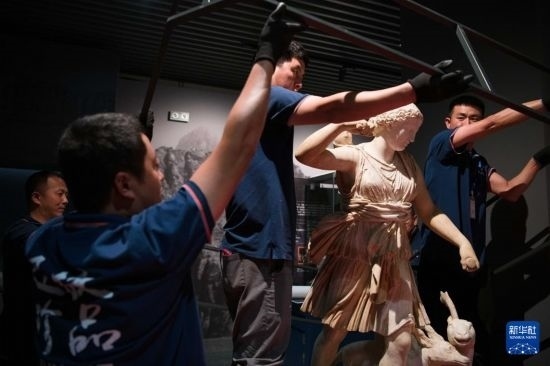 7月2日，工作人員將開箱后的古希臘文物放置在展臺上。新華社記者 張端 攝