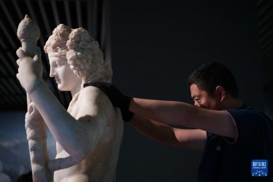 7月2日，工作人員將開箱后的古希臘文物放置在展臺上。新華社記者 張端 攝