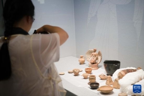 7月2日，開箱后的古希臘文物被工作人員移入展柜。新華社記者 張端 攝