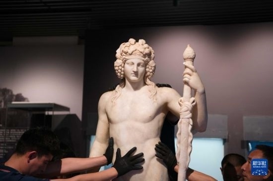 7月2日，工作人員將開箱后的古希臘文物放置在展臺上。新華社記者 張端 攝