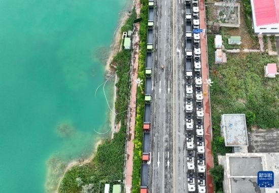 7月2日，車輛在巴克圖口岸有序出境（無人機(jī)照片）。新華社發(fā)（馬丁 攝）