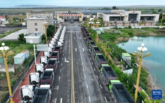 7月2日，車輛在巴克圖口岸有序出境（無人機(jī)照片）。新華社發(fā)（馬丁 攝）