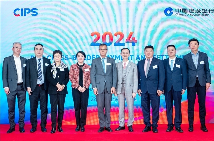 鄭冰開公使與CIPS公司、建行總行以及在南中資銀行合影、留念。（中國建設(shè)銀行約翰內(nèi)斯堡分行供圖）