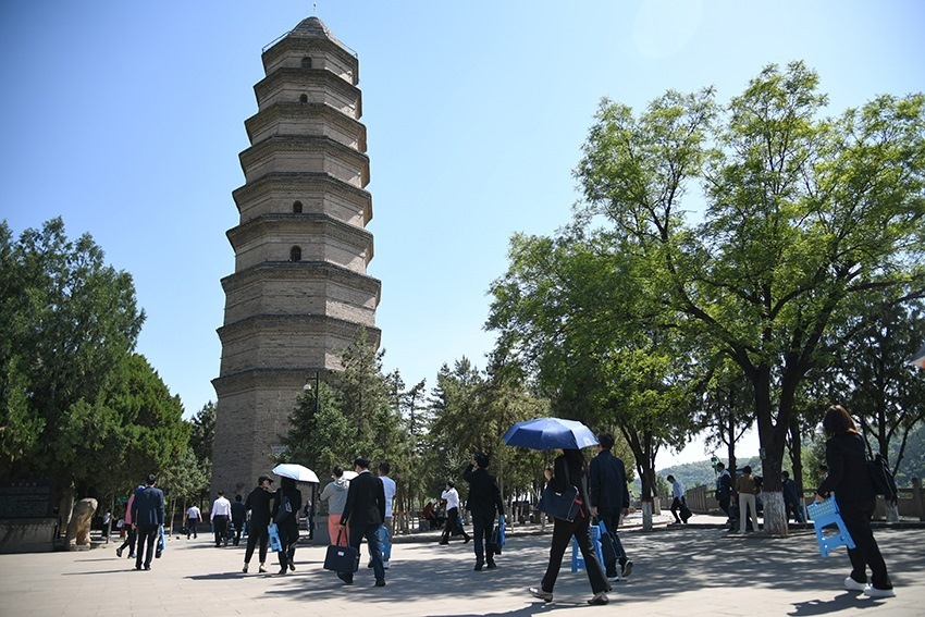 圖為2024年5月7日，游客在延安寶塔山參觀。 新華社記者 張博文 攝