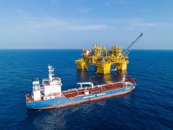 “深海一號(hào)”正在開展凝析油外輸作業(yè)。徐海舟攝