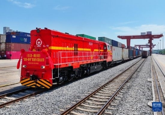 5月29日，在中哈連云港物流合作基地，首列連云港-阿拉木圖“滾裝+班列”跨境多式聯(lián)運(yùn)專列整裝待發(fā)（無人機(jī)照片）。新華社發(fā)（王健民 攝）