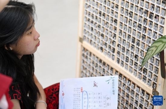 7月3日，外國學生在了解中國的活字印刷。新華社記者 李然 攝