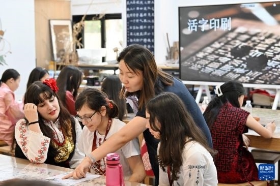 7月3日，外國學生在了解中國文化。新華社記者 李然 攝