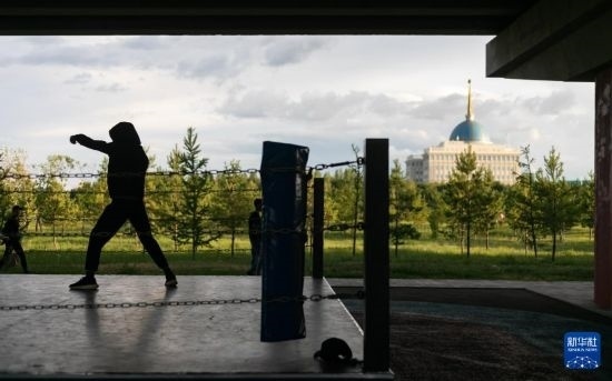 7月2日，在哈薩克斯坦首都阿斯塔納，一名男子在橋下運(yùn)動(dòng)場練習(xí)拳擊。新華社記者 白雪騏 攝