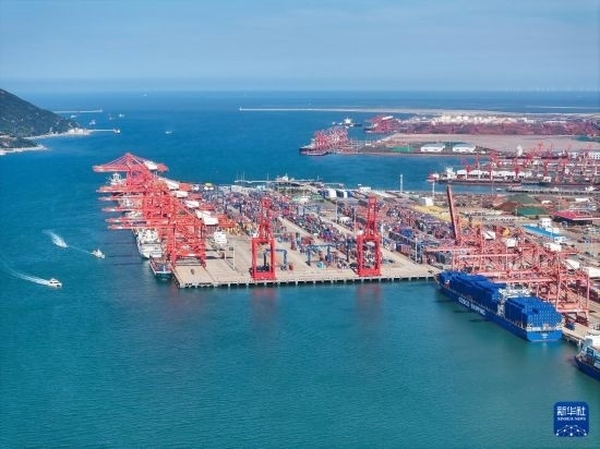 6月26日，貨輪?？吭谶B云港港集裝箱碼頭（無人機(jī)照片）。新華社記者 季春鵬 攝