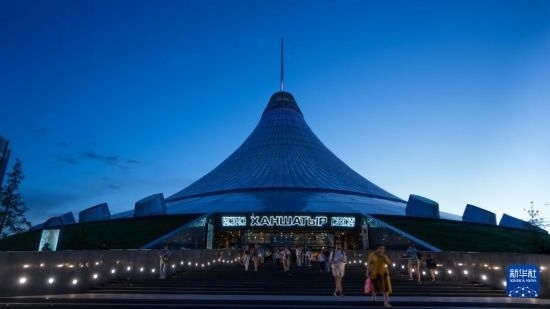 這是7月1日在哈薩克斯坦首都阿斯塔納拍攝的“可汗之帳”購物中心。新華社記者 王建華 攝