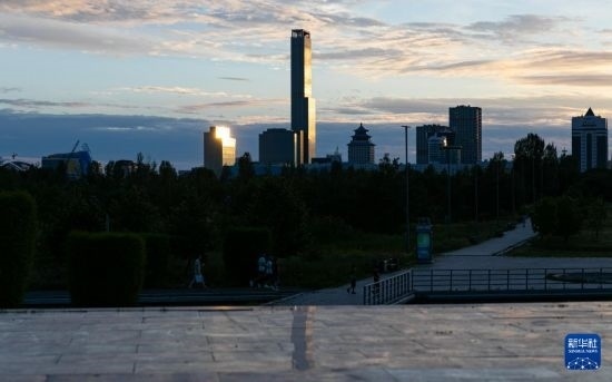 這是7月2日拍攝的哈薩克斯坦首都阿斯塔納市中心的建筑群。新華社記者 白雪騏 攝