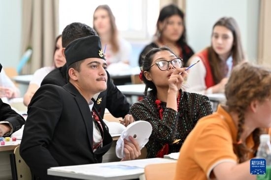 7月3日，外國學生在學習中國文化。新華社記者 李然 攝