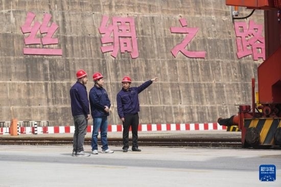 中哈兩國工作人員在中哈連云港物流合作基地交流（2023年5月10日攝）。新華社記者 季春鵬 攝