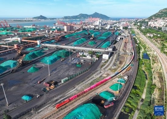 6月26日，“韓國-連云港-中亞”國際多式聯(lián)運(yùn)班列從中哈連云港物流合作基地出發(fā)，駛往哈薩克斯坦、烏茲別克斯坦（無人機(jī)照片）。班列運(yùn)載的55個(gè)大柜此前于6月13日從韓國境內(nèi)發(fā)出，經(jīng)釜山港海運(yùn)抵達(dá)連云港后轉(zhuǎn)由鐵路運(yùn)輸。新華社記者 季春鵬 攝