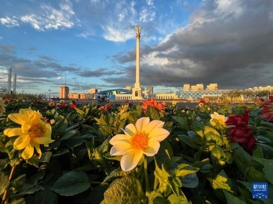 這是7月2日拍攝的哈薩克斯坦首都阿斯塔納獨(dú)立廣場。新華社記者 岳月偉 攝