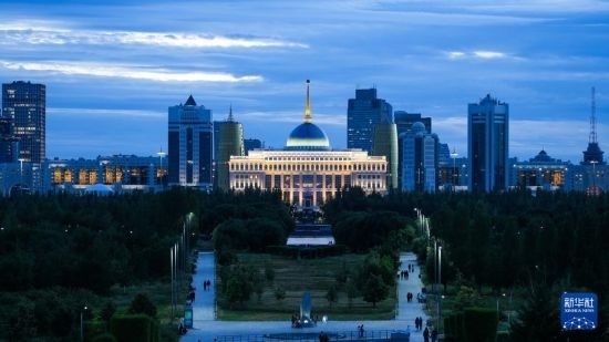 這是7月2日在哈薩克斯坦首都阿斯塔納拍攝的總統(tǒng)府及城市建筑。新華社記者 王建華 攝