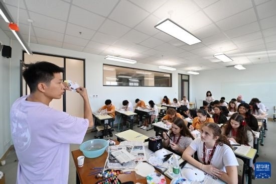 7月3日，外國學生在學習繪制京劇臉譜。新華社記者 李然 攝