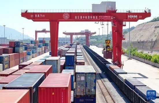 6月30日，在中哈連云港物流合作基地，大型機(jī)械在吊裝集裝箱（無人機(jī)照片）。新華社發(fā)（王健民 攝）