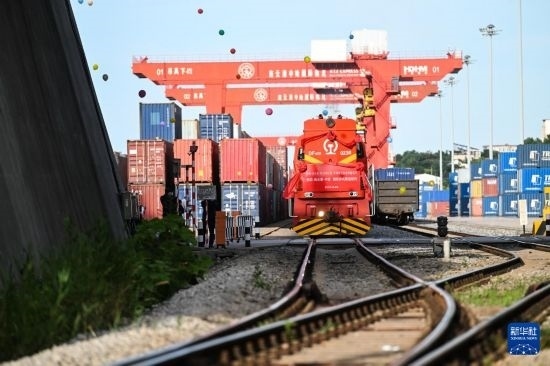 6月26日，“韓國-連云港-中亞”國際多式聯(lián)運(yùn)班列從中哈連云港物流合作基地出發(fā)，駛往哈薩克斯坦、烏茲別克斯坦。班列運(yùn)載的55個(gè)大柜此前于6月13日從韓國境內(nèi)發(fā)出，經(jīng)釜山港海運(yùn)抵達(dá)連云港后轉(zhuǎn)由鐵路運(yùn)輸。新華社記者 季春鵬 攝