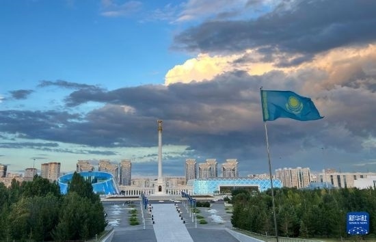 這是7月2日拍攝的哈薩克斯坦首都阿斯塔納獨(dú)立廣場。新華社記者 岳月偉 攝