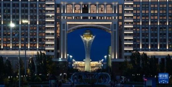 這是7月1日在哈薩克斯坦首都阿斯塔納透過一座建筑拍攝的巴伊杰列克觀景塔。新華社記者 王建華 攝