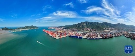 6月26日，貨輪停靠在連云港港集裝箱碼頭（無人機(jī)照片）。新華社記者 季春鵬 攝