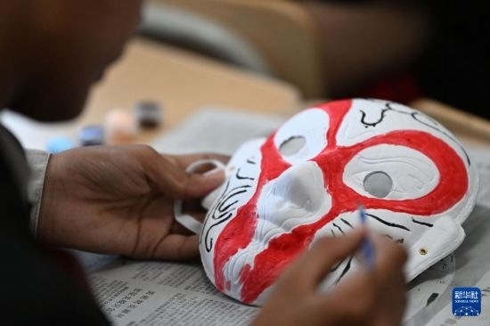 7月3日，外國學生在繪制京劇臉譜。新華社記者 李然 攝