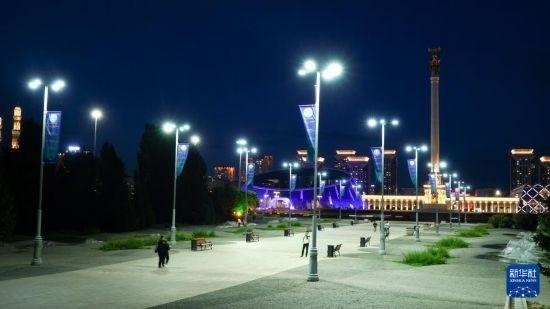 這是7月2日在哈薩克斯坦首都阿斯塔納拍攝的獨(dú)立廣場上的紀(jì)念柱（右后）。新華社記者 王建華 攝