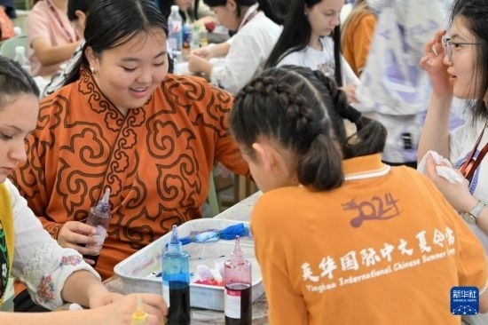 7月3日，外國學生在了解中國的染布技術。新華社記者 李然 攝